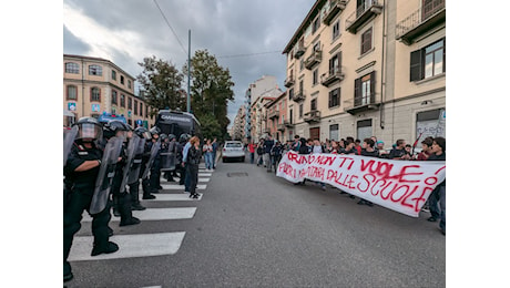 Il ministro Valditara contestato a Torino, lancio di uova contro il palco