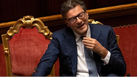 Giorgetti annuncia la tassa sui profitti e la Borsa crolla