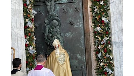 Giubileo, aperta la Porta Santa a San Giovanni in Laterano a Roma