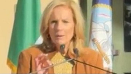 Jill Biden a Sigonella: l'arrivo e il discorso ai militari americani (con tanto di gaffe)