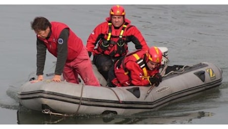Papà e figlia salvati dalle correnti del Grande Fiume