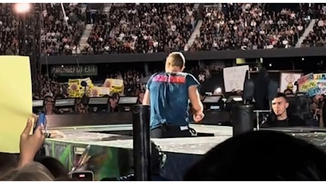 Chris Martin cade in un buco del palco durante il concerto dei Coldplay, l'operatore attutisce il colpo: «Grazie per avermi aiutato»