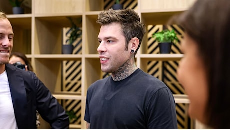 Fedez dimesso dall’ospedale: “Ora sto meglio”