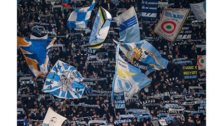 Lazio, la protesta dei tifosi dopo il divieto di seguire la squadra ad Amsterdam: «Atto di razzismo»