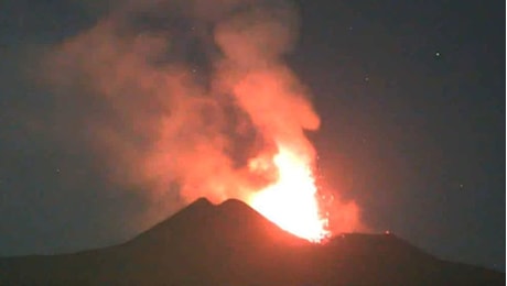 Etna, nuova eruzione: fontane di lava con nube di cenere, sospesi i voli dall'aeroporto di Catania