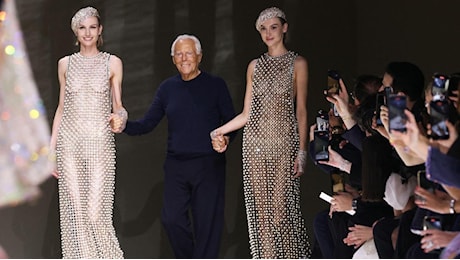 A Parigi applausi a scena aperta: Giorgio Armani con Privé celebra la bellezza e l'armonia. Chanel sfila all'Opéra