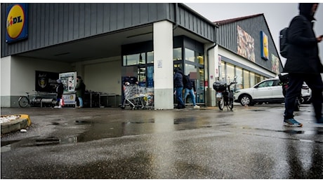 Daniela accoltellata 14 volte dal marito nel parcheggio di un supermercato, i testimoni: «Gli lanciavamo dei sassi ma non si fermava»