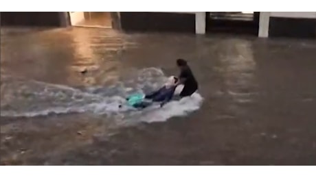 Catania, uomo in scooter trascinato dall’acqua in via Etnea. Salvato da una donna