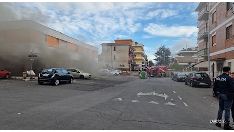 Roma, incendio in una pasticceria in via Carlentini: palazzina avvolta dalle fiamme