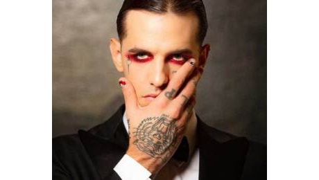 Achille Lauro canta sulle scale di Trinità dei Monti, fans incantati (VIDEO)