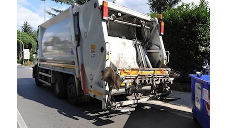 Si ripara dal freddo in un cassonetto e si addormenta: giovane senzatetto rischia di morire nel compattatore