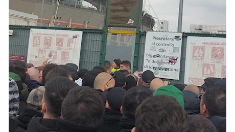 Torino-Napoli, tensione fuori lo stadio! Lancio di petardi e bombe carta tra le tifoserie