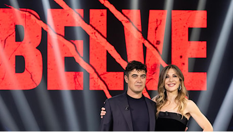 Scamarcio a “Belve” divide. Benedetta Porcaroli con ironia: “Non distraetemi, sto stirando”