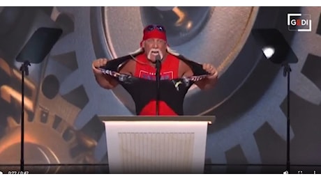 Convention Milwaukee, l'ex wrestler Hulk Hogan si strappa la maglietta sul palco per Trump: Hanno sparato al futuro presidente - VIDEO