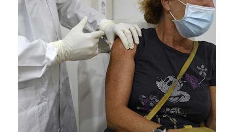 Influenza, in Sardegna al via la sperimentazione dei vaccini in farmacia: firmato l'accordo