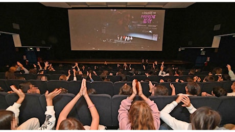 Lacrime e agli applausi per il film contro bullismo e omofobia. La scuola aveva congelato l'appuntamento: «Solo un eccesso di prudenza»