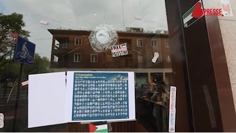 Milano, manifestazione pro Palestina: danneggiamenti e scritte sulle vetrine