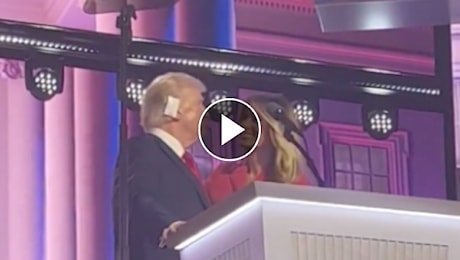 Trump prova a baciare Melania sul palco: la reazione diventa virale