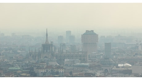 Supersmog a Milano, picco di aria inquinata nel giorno di Capodanno: Pm10 tre volte sopra la soglia massima