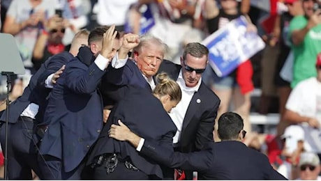 Attimi di panico - Spari contro Trump durante un comizio in Pennsylvania: l’ex presidente degli Usa ferito a un orecchio, ucciso l’attentatore