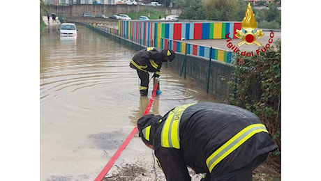 Maltempo nel narnese-amerino. Auto bloccata dall'acqua e un ramo colpisce una vettura in transito