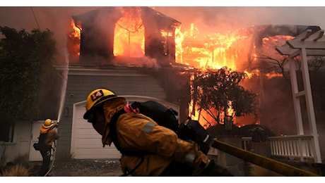 Le foto degli incendi che stanno devastando la contea di Los Angeles