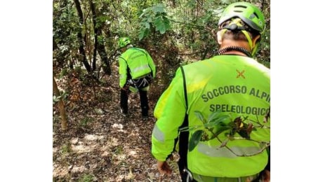 Neirone, uomo trovato morto nei boschi: indagini in corso