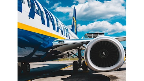 Ryanair, nuove tariffe per i bagagli a mano: ira dei passeggeri. Ecco cosa cambia