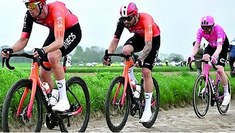 Filippo Ganna sfortunato alla Roubaix: fora sul pavè e arriva 13°