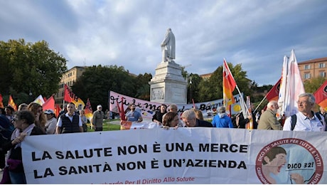 Corteo chiassoso e colorato: Non vogliamo questi vertici