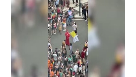 Milano Pride, il corteo procede verso l'Arco della pace