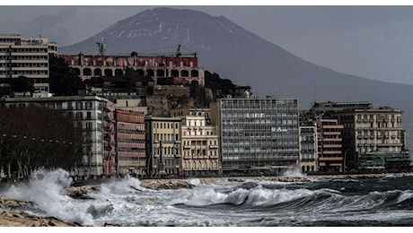 Allerta meteo, chiusi domani a Napoli parchi e il pontile di Bagnoli