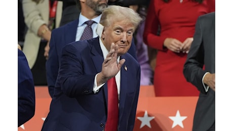 Un Donald Trump «sorridente e combattivo» accolto da eroe alla convention repubblicana