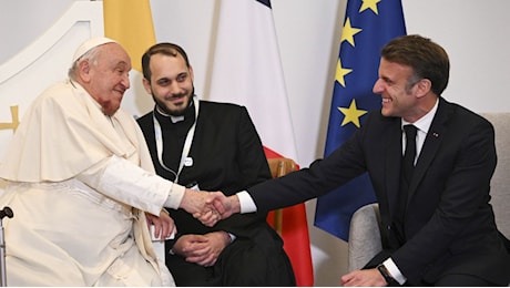 Papa Francesco incontra Macron in Corsica: è la prima visita di un Pontefice sull'isola