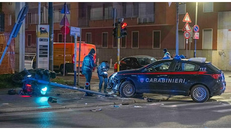 Inseguimento a Milano, scooter in fuga dai carabinieri finisce contro un muro: un morto. I militari centrano un semaforo