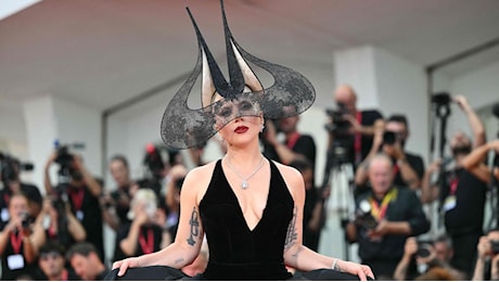 Lady Gaga arriva a piedi sul red carpet: fan impazziti per la “dark queen”