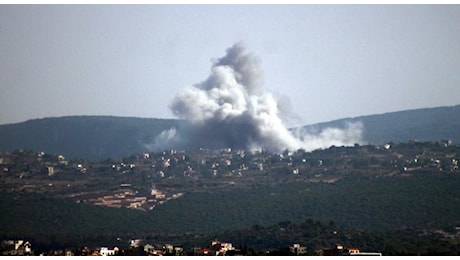 Beirut, raid israeliano a sud della capitale del Libano: «Esplosioni e colonne di fumo». Idf: colpito deposito sotterraneo armi di Hezbollah