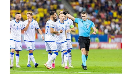 Polemiche in Romania-Kosovo: cori pro Serbia, i calciatori ospiti lasciano il campo - Video