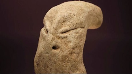 Antica statuina “aliena” rinvenuta in uno scavo archeologico