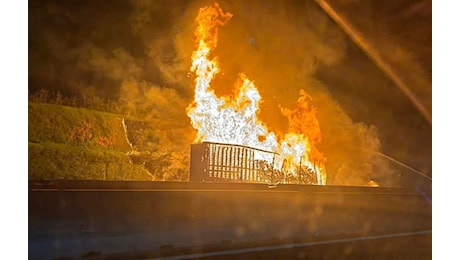 Camion in fiamme sull’A1 tra Firenze Impruneta e Scandicci: traffico bloccato