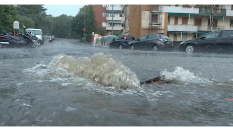 Maltempo, allerta arancione in 5 regioni. Scuole chiuse in diversi comuni. A Livorno è emergenza - In Veneto binari allagati tra santa Croce e Conegliano