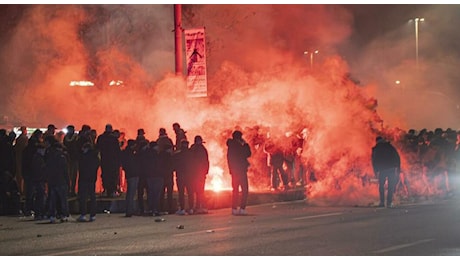 Roma-Lazio, tensione prima del derby: auto in fiamme sul lungotevere, probabile bomba carta. Sequestrati coltelli, daspo per un tifoso biancoceleste