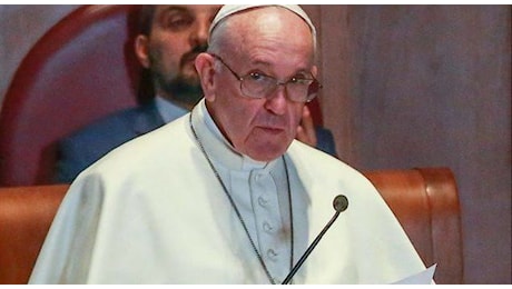 Papa rimproverato da uno studente: «Smetta di usare un linguaggio anti-Lgbtq+. Fa male». La risposta del pontefice