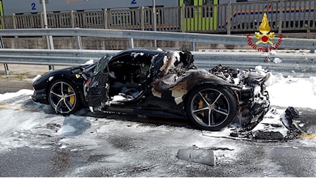 Ferrari ibrida da 320mila euro va a fuoco: il bolide da 830 cavalli completamente distrutto