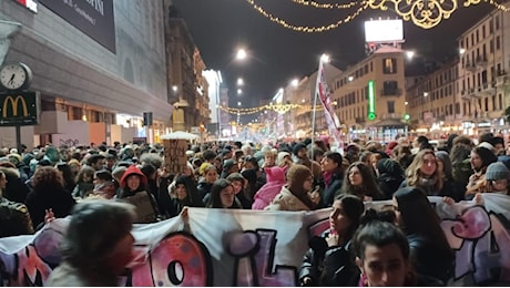 Il corteo di “Non una di meno” in centro a Milano. Lo striscione: “Disarmiamo il patriarcato”