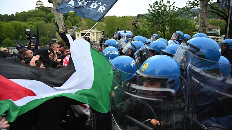 VIDEO Torino, scontri tra studenti Pro-Palestina e poliziotti: manganellate e insulti