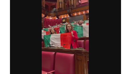 Autonomia, Camera boccia mozione opposizioni: scatta la protesta, esposti Tricolori - Video