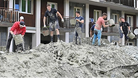 Il maltempo non molla l'Italia. Alberi caduti e tetti scoperchiati in Friuli. Allerta in 9 regioni