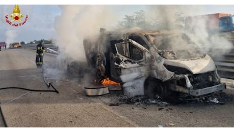 Assalto a due furgoni portavalori nel Barese: auto date alle fiamme, SS96 bloccata