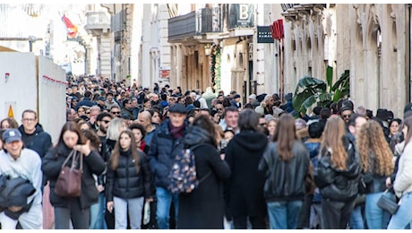 Marea umana in Centro per il primo giorno di saldi «Troppi sconti anticipati»